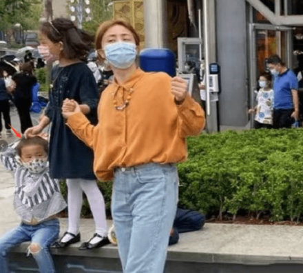 黃磊孫莉帶娃遊環球影城,兒子正臉首曝光,多媽扎低馬尾狀態真好 黃磊孫莉帶娃遊環球影城,兒子正臉首曝光,多媽扎低馬尾狀態真好