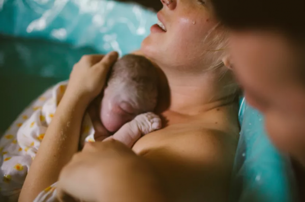 丈伕力阻妻子水中分娩:你生孩子越痛苦,和孩子關係就越好 丈伕力阻妻子水中分娩:你生孩子越痛苦,和孩子關係就越好