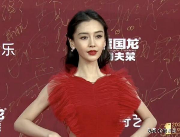 北影節紅毯：佟麗婭好仙，baby完美駕馭大紅裙，鞏俐比耶有點萌