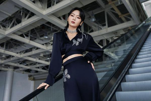 周筆暢亮相綜藝《你好星期六》換三套造型演繹新歌《歡迎光臨》