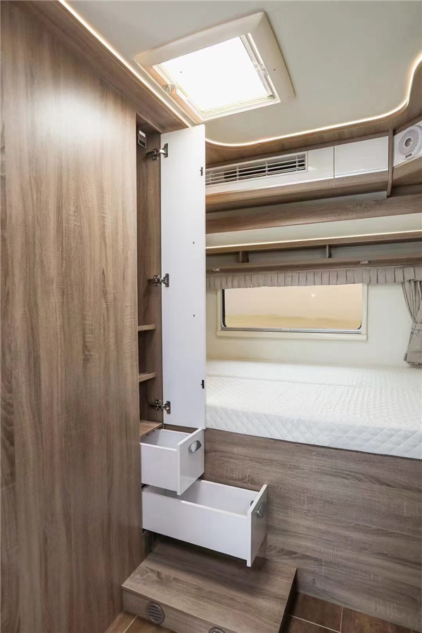 2021款金冠賓歌CD520依維柯雙拓展房車，三張大床設計很獨特