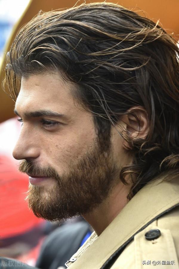 坎·雅曼羅馬拍片,雄獅般的棕發,天蠍男的微笑令人上頭 坎·雅曼羅馬拍片,雄獅般的棕發,天蠍男的微笑令人上頭