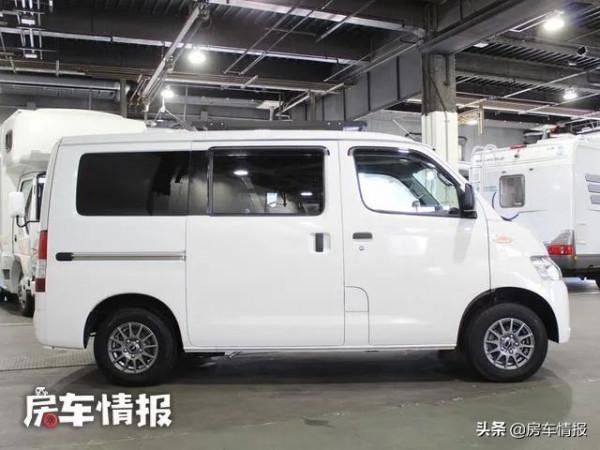 20萬級的豐田房車，長4米自動擋帶四驅，開著辦公還能做飯和午休