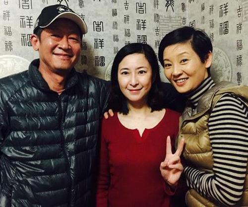 和徐帆大吵一架之後，王志文將她趕出了門外，連同所有的行李