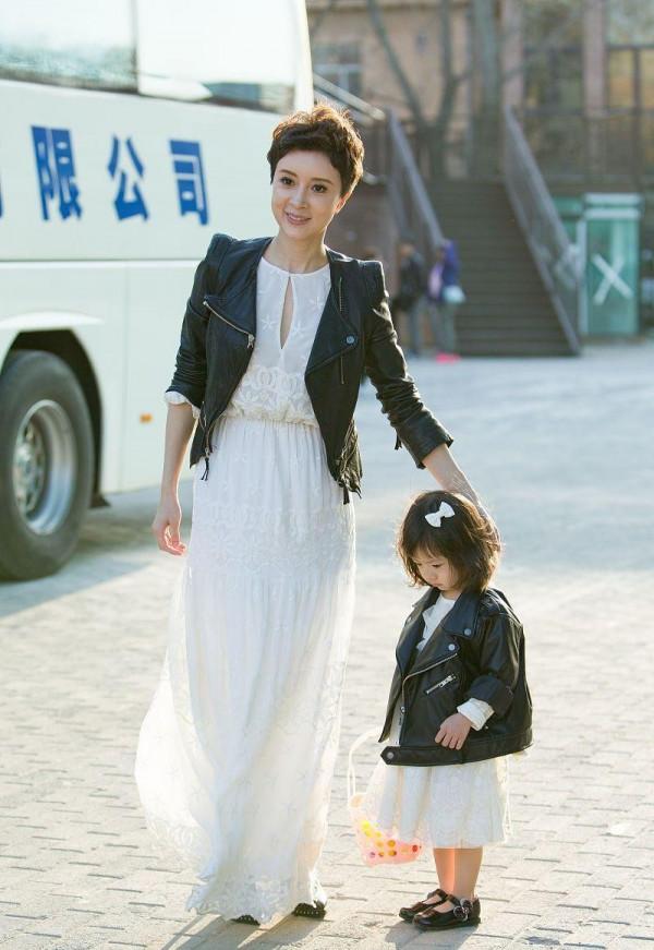 金巧巧帶兒子出門打扮得真嫩，粉色衛衣配牛仔褲，配馬尾好俏皮