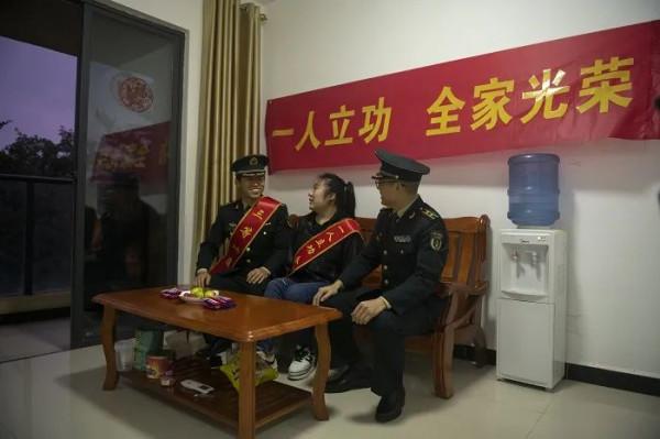 爆贊!火箭軍某部專派15人快馬加鞭送喜報 爆贊!火箭軍某部專派15人快馬加鞭送喜報