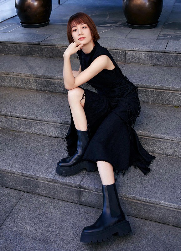 又被馬伊琍驚豔到了,短髮黑裙配長靴,40+的狀態真是“逆天”了 又被馬伊琍驚豔到了,短髮黑裙配長靴,40+的狀態真是“逆天”了