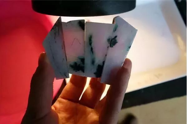 沒人惦記的原石,滿身是裂卻切出了一隻雞 沒人惦記的原石,滿身是裂卻切出了一隻雞