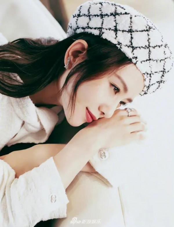 劉詩詩帶白色貝利帽，清新恬靜，髮絲輕挽，淺笑溫柔