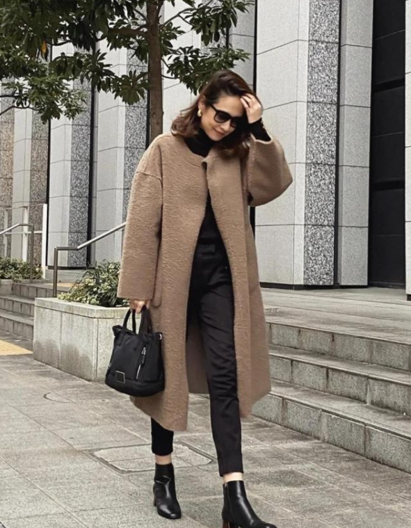 王琳比年輕人還會穿，大衣配9分褲顯瘦保暖，大媽們該學學