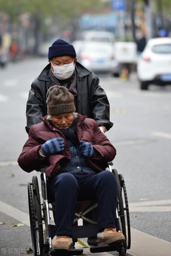 55歲男保姆哭訴,給老人當男保姆月掙7000元,很痛苦很無奈 55歲男保姆哭訴,給老人當男保姆月掙7000元,很痛苦很無奈