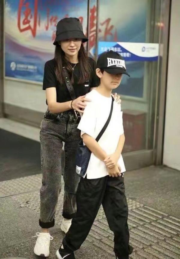 董潔到底有多狠？為了離婚不惜抹黑前夫，9年間不讓親生父子相見