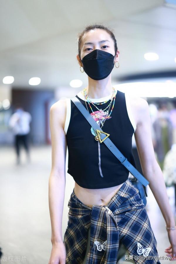 街拍：劉雯黑色背心+工裝褲+格紋襯衫+帆布鞋率性休閒