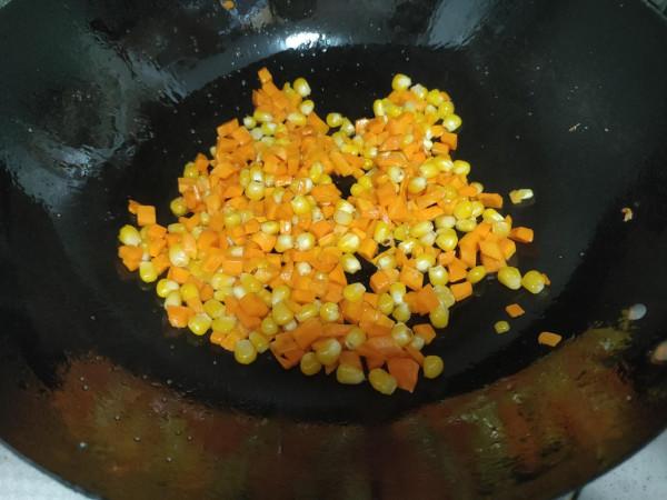 蛋炒飯，先炒雞蛋還是先炒米飯？5個步驟操作，米飯粒粒分明