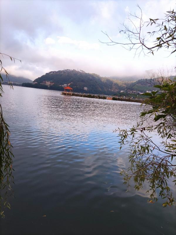 梅子姐又玩路亞又玩手竿，痴迷釣魚連老公的年假也用上了