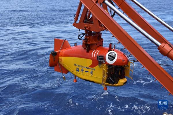 挺進萬米深藍，拓展深海科考——“奮鬥者”號“十四五”開局首潛航次取得新突破