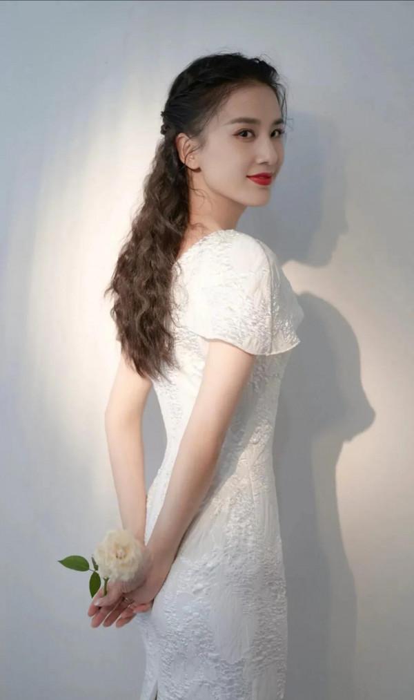 億萬富太黃聖依,面板白皙,知性優雅 億萬富太黃聖依,面板白皙,知性優雅