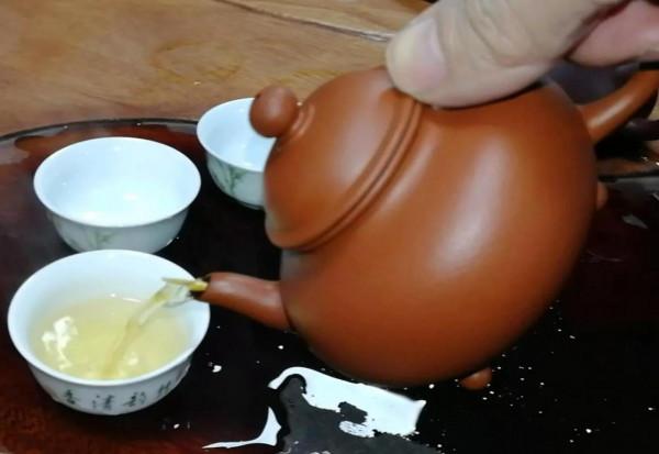 為何常聽到壺商或壺店說：“不要貪小便宜而買到化工壺。”