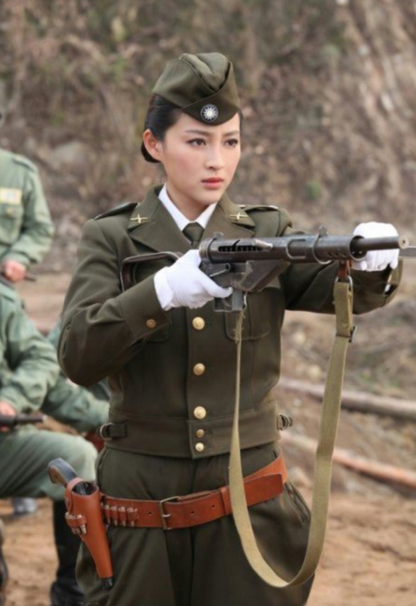 女明星軍裝造型有多浮誇？有人不捨大紅唇，有人腳踩10公分高跟
