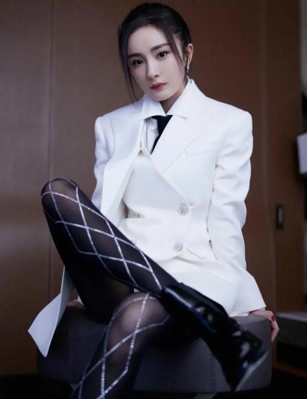 楊冪新造型又又又封神!果然還是冪姐yyds 楊冪新造型又又又封神!果然還是冪姐yyds