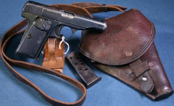 這十把手槍曾是“名將”的配槍，每一把都是軍工的傑作