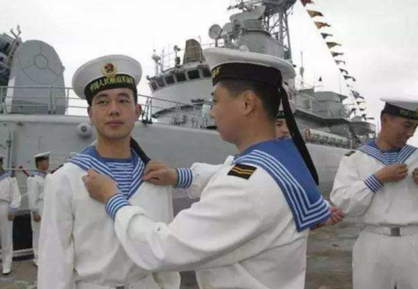 香港迴歸前夕，南海上中英軍艦對峙三天三夜，中方：撞就撞誰怕誰