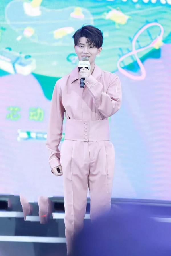 誰說粉色太“娘”？這13位粉衣造型又酷又颯，比女生還有氣質