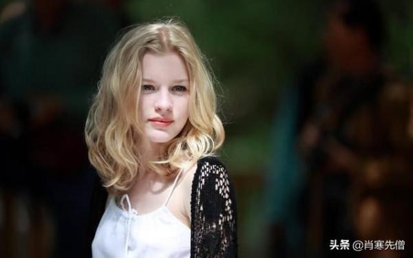 她是俄羅斯美女金嵐，苦練4年書法，卻被國內書法家嘲諷不是藝術