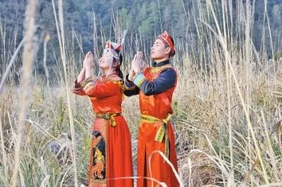 走了80個地方，拍了56個民族的結婚照：“90後”小夫妻辭職搭車去結婚