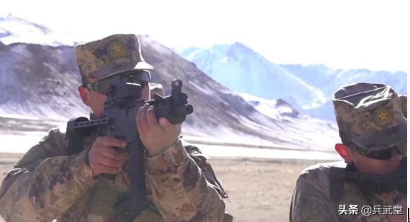 高原部隊已換上21式軍裝？還有新型衝鋒槍，搭配國產全息瞄準鏡