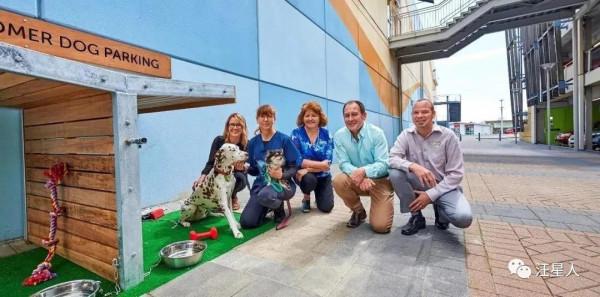 國外商場專門設立了“停狗場”,再也不用擔心帶狗狗不能逛商場了 國外商場專門設立了“停狗場”,再也不用擔心帶狗狗不能逛商場了