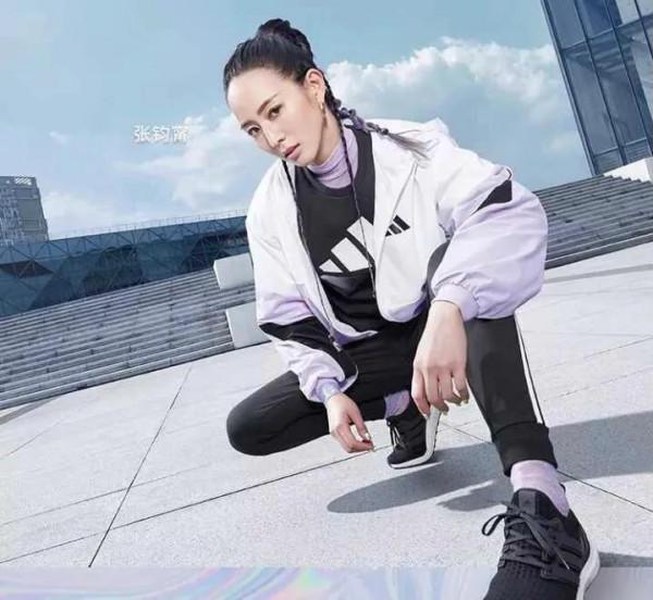 劉詩詩“大爺式”坐姿亮了!穿運動服的女明星有多美 劉詩詩“大爺式”坐姿亮了!穿運動服的女明星有多美