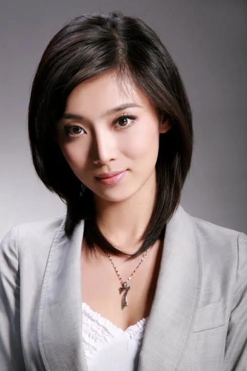 央視最美主持人之一李七月美照 央視最美主持人之一李七月美照