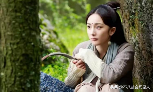 鞠婧禕古裝新劇成正面例子，頭套、妝發不敷衍，其餘劇組趕快學