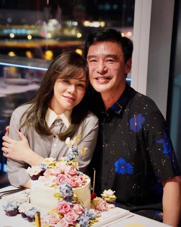 鍾鎮濤妻子慶生眾星捧月，一家5口同框她穿襯衫穩坐C位，真幸福