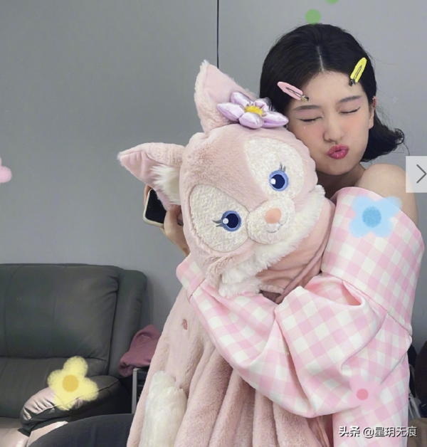 喬欣曬嘟嘴自拍超萌 和玲娜貝兒合照比耶粉嫩嫩好少女