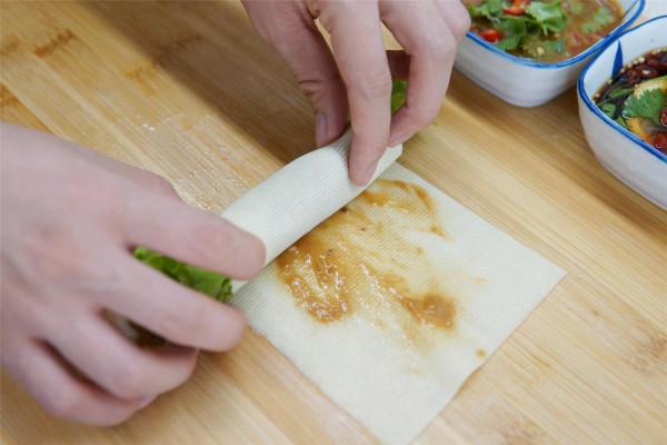 它是脂肪的天敵，豆皮捲一捲當飯吃，營養低卡，幫你渡過平臺期