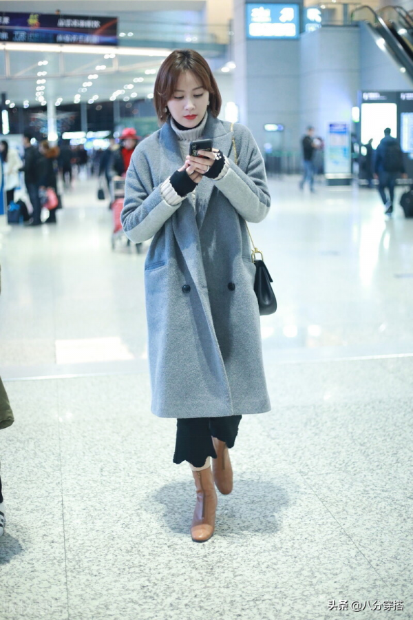 葉一茜真是氣質女神，灰色大衣配喇叭褲優雅大氣，不像奔四的人