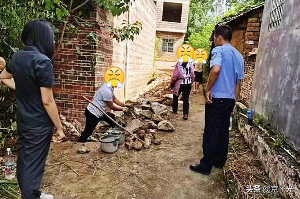 廣西一男子修路不留排水溝,鄰居掄大錘怒砸水泥路:你初一我十五 廣西一男子修路不留排水溝,鄰居掄大錘怒砸水泥路:你初一我十五