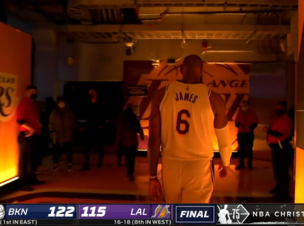 詹皇末節13分+6助攻！包辦湖人28分卻遭隔扣，37歲老漢提前退場