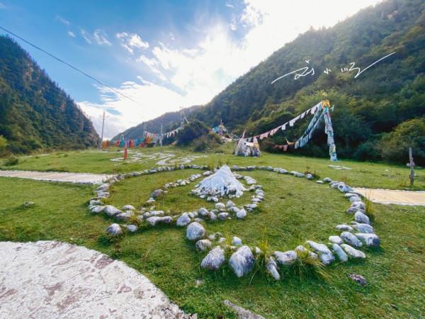 西藏昌都的神奇道場,位於317國道旁,據說在此打坐能感應全世界 西藏昌都的神奇道場,位於317國道旁,據說在此打坐能感應全世界