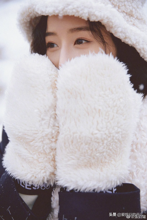 張鈞蜜雪地拍美照，身穿黑色大衣戴白色毛絨圍巾，溫柔又甜美