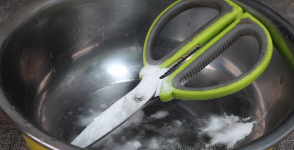 今天才知道，用剪刀剪易拉罐，越剪越鋒利，省錢實用，快去試試