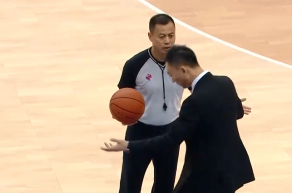 CBA再現爭議判罰！裁判汪梅漏吹廣東腳踢球，卻吹吳前技術犯規