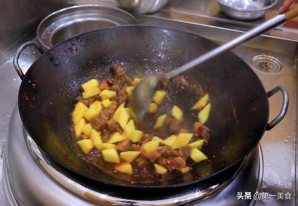 土豆燉牛腩怎麼做才好吃？廚師長告訴你這2個關鍵，鮮嫩不柴