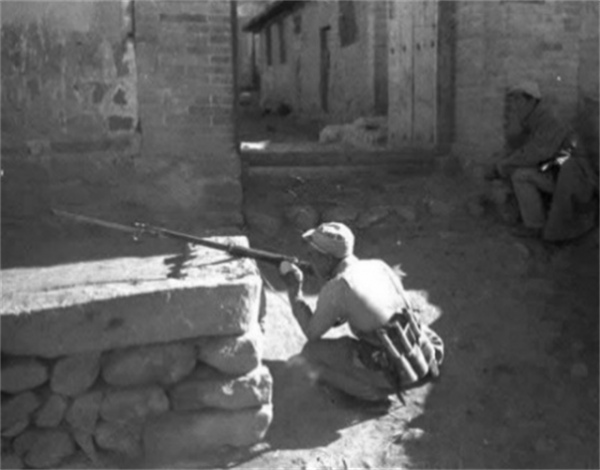 他16歲執行一任務,被日偽軍圍追堵截逼到墳地,敵軍卻連連倒地 他16歲執行一任務,被日偽軍圍追堵截逼到墳地,敵軍卻連連倒地