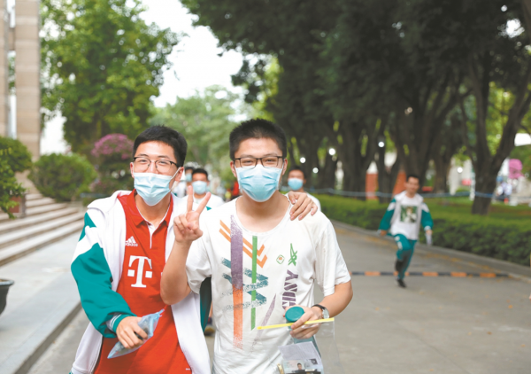 女兒估分650提前辦升學宴，查成績老父傻眼，親戚表示：退錢