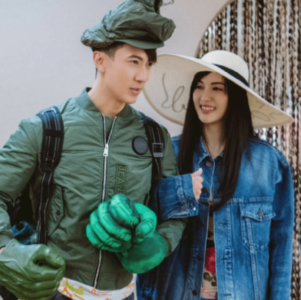 吳尊一家幸福亮相,妻子穿著低調走在一旁,女兒氣質不輸媽個挺高 吳尊一家幸福亮相,妻子穿著低調走在一旁,女兒氣質不輸媽個挺高