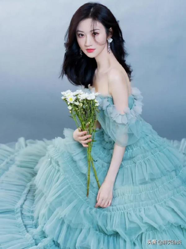 景甜一身綠色蛋糕裙，手捧一束鮮花，美麗優雅