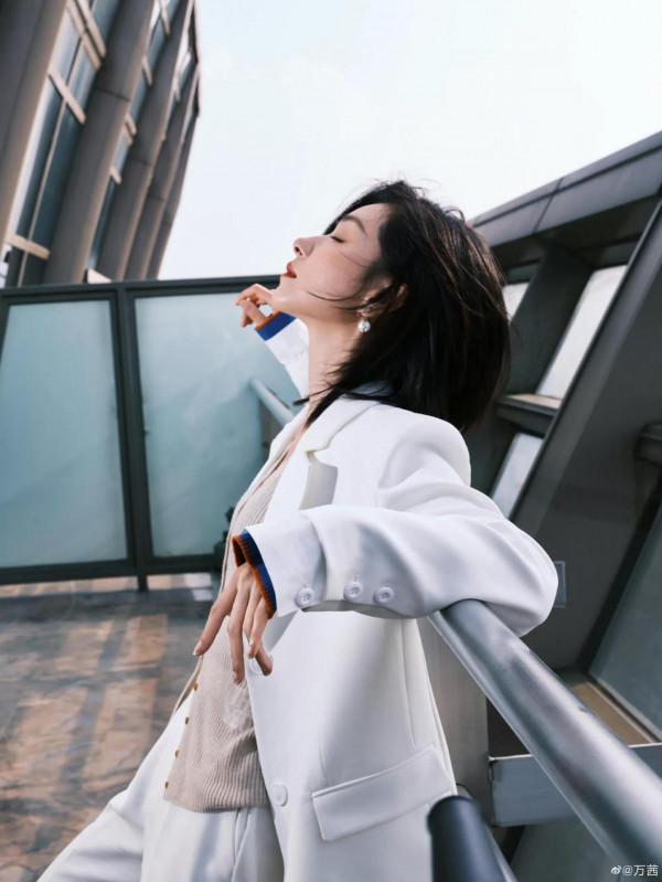 萬茜白西裝造型來襲，擺拍非常酷，可美可颯